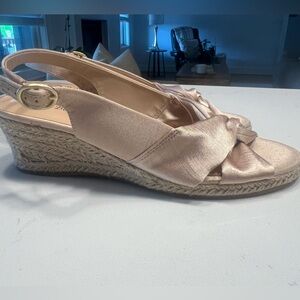 NWOT BELLA VITA Womens Beige Gold Slingback Wedge Espadrille Shoes 9.5 M
